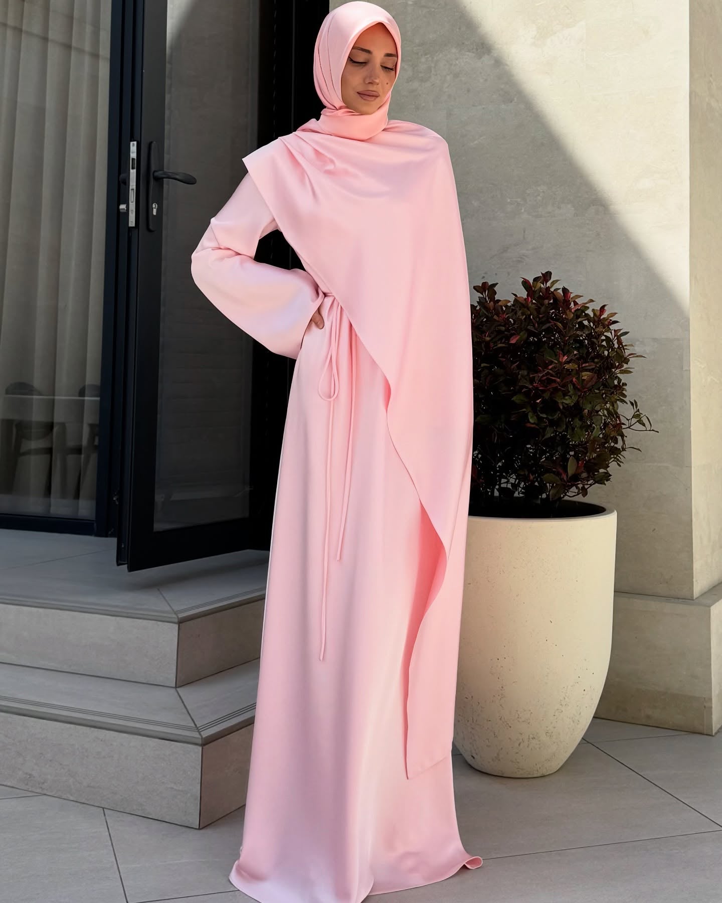 Kadın Tesettür Pembe Saten Elbise – Uzun, Abiye, Pembe Detay